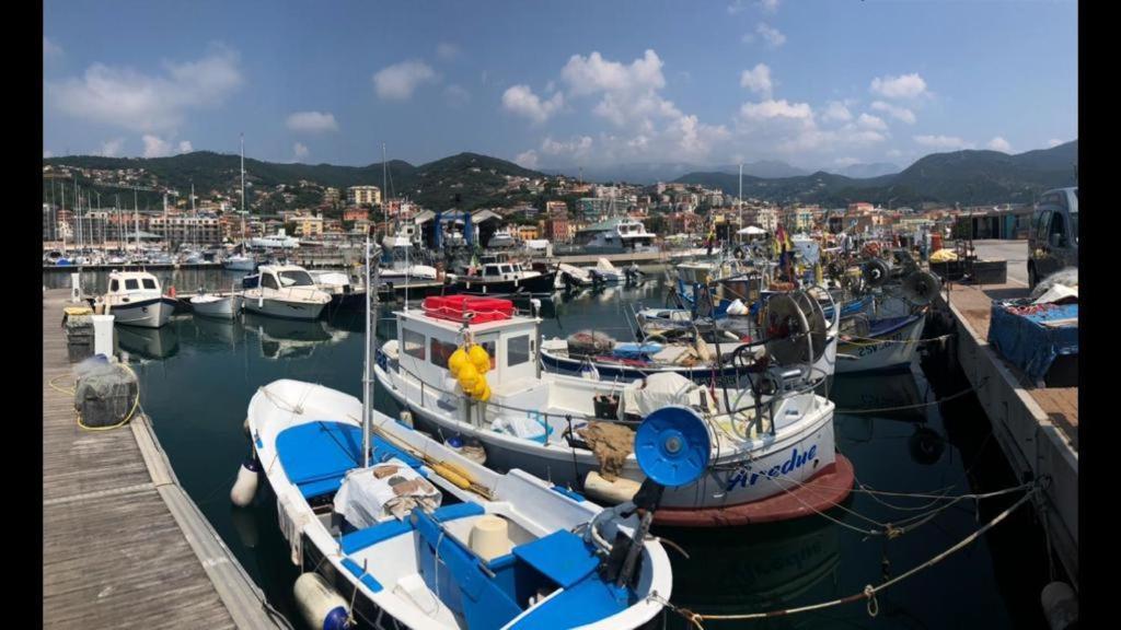Grande Bilocale Con Giardino E Posto Auto Privato Comodo Al Mare 瓦拉泽 外观 照片